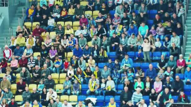 Tribuna con espectadores — Vídeo de stock