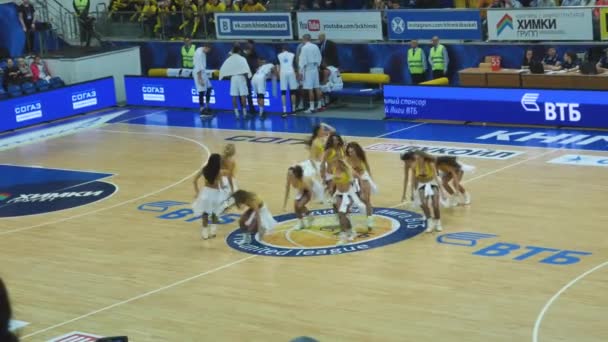 A menina dança no basquete — Vídeo de Stock