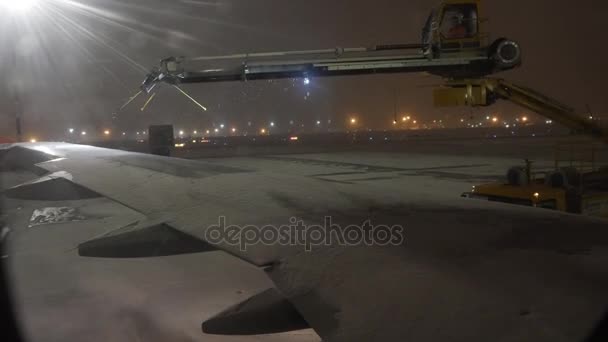 Anti Ice odbavení letadel na letišti před odletem 4k — Stock video
