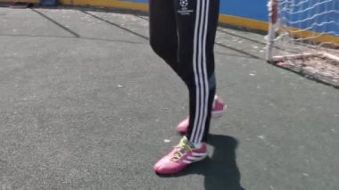 Okul Futbol stadyumunda oynayan çocukları