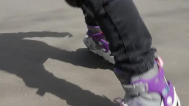 Chlld en patines de ruedas — Vídeos de Stock