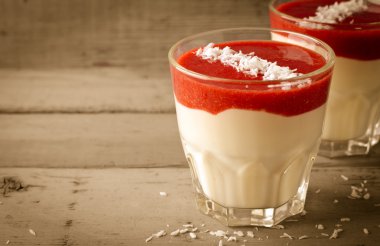 Kremalı tatlı çilek sosu ve Hindistan cevizi pul gözlük ile