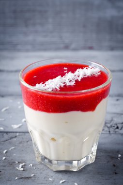 Kremalı tatlı çilek sosu ve Hindistan cevizi pul gözlük ile