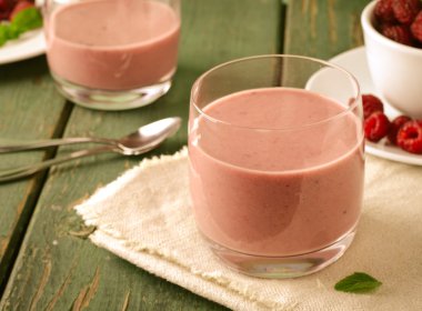 Ahududu, yulaf ezmesi ve nane bir cam ile sağlıklı berry