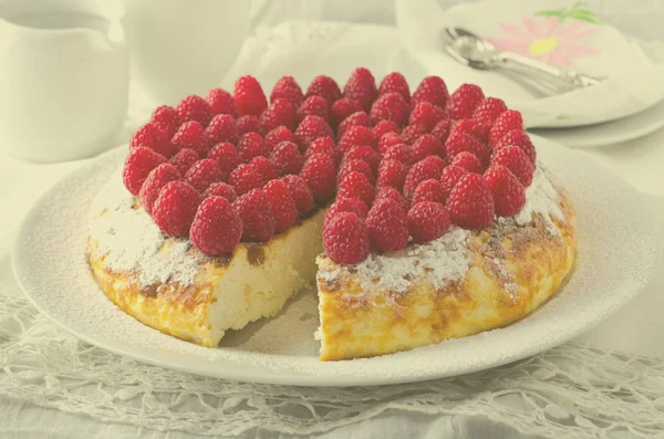 Sernik, souffle, krem MUS, deser budyń z świeże maliny i liście mięty na białym talerzu — Zdjęcie stockowe
