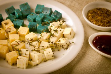 Peynir tabağı, Gouda, beyaz, mavi pesto peynir üzerinde otlar, zeytinyağı, nar ve hardal sos ile plaka beyaz