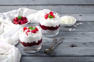 Sağlıklı kahvaltı, çöl, chia tohumu pudingi, krema, ahududu reçeli, hindistan cevizi gevreği ve taze böğürtlen.