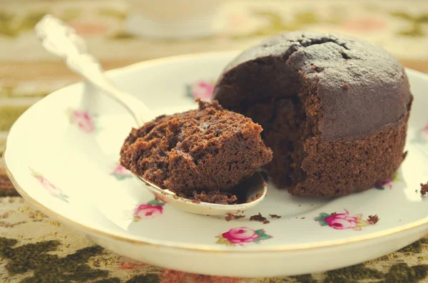 Шоколадний помадковий, суфле торт зі збитими вершками на декоративній тарілці — стокове фото