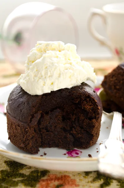 Chocolate fondant, pastel de soufflé con crema batida en plato decorativo — Foto de Stock