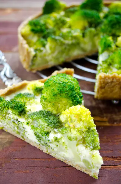 Quiche de brócolis, torta com queijo e creme — Fotografia de Stock