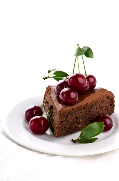 Шоколадный торт с вишней и кремом ганаче . — стоковое фото
