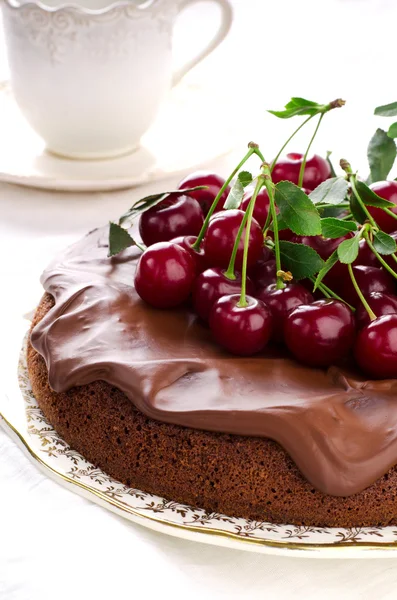 Шоколадный торт с вишней и кремом ганаче . — стоковое фото