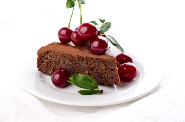 Kiraz ve ganache krem ile çikolatalı kek.