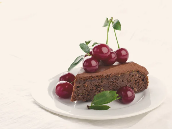Pastel de chocolate con cerezas y crema de ganache . — Foto de Stock