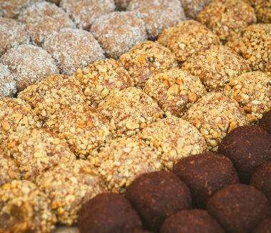 Renkli sağlıklı ev yapımı şekerlemeler ile fındık, Kuru Meyve ve baharat