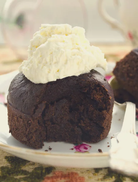 Chocolate fondant, pastel de soufflé con crema batida en plato decorativo — Foto de Stock