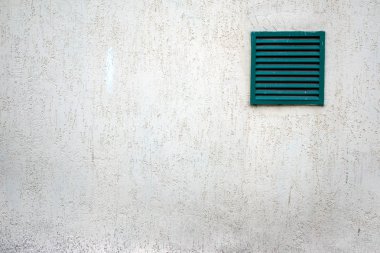 Eski havalandırma ızgara çubukları üzerinde eski bir bina ile