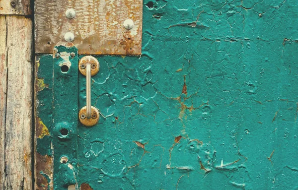 Старые старинные деревянные двери с дверной ручкой — стоковое фото