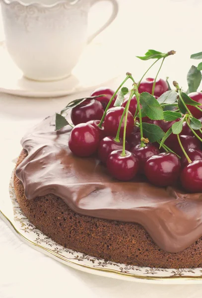 Pastel de chocolate con cerezas y crema de ganache . — Foto de Stock