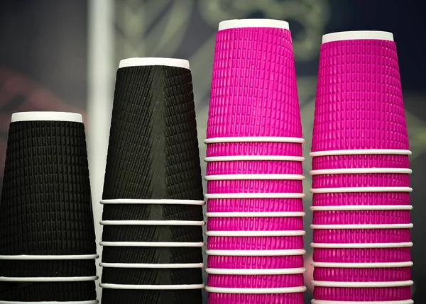 Copos de café de papel artesanal preto e rosa no café na mesa de madeira. Estilo de vida, conceito coffeeshop — Fotografia de Stock