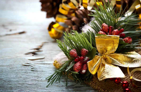 Karácsonyi összetétele arany íj, a fenyő és a piros, zöld, fényes dekoráció kék fa háttér — Stock Fotó