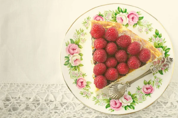 Tarta de queso, soufflé, mousse de crema, postre de pudín con frambuesas frescas y hojas de menta en un plato blanco — Foto de Stock