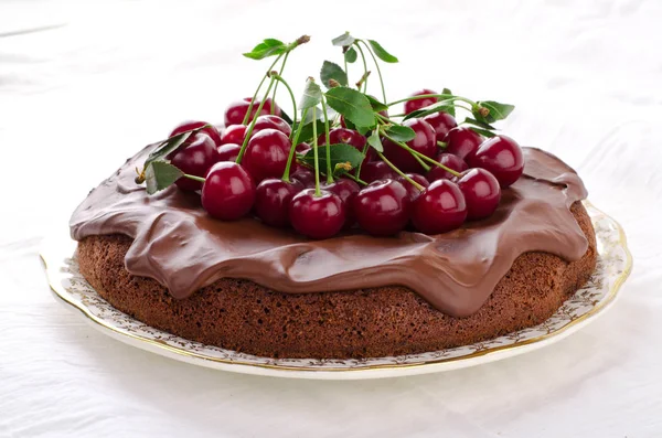 Pastel de chocolate con cerezas y crema de ganache . — Foto de Stock