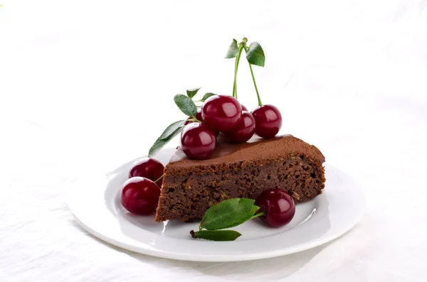 Schokoladenkuchen mit Kirschen und Ganache-Creme. — Stockfoto