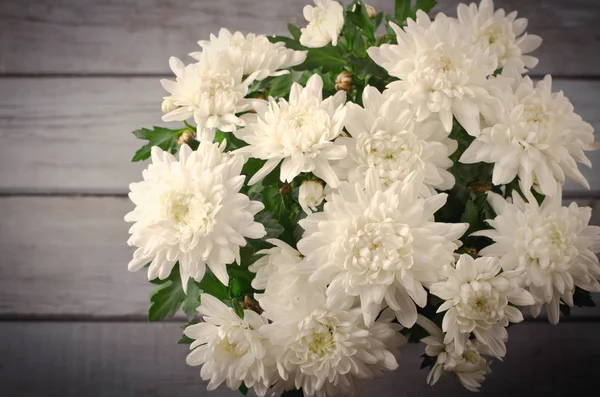 Wit chrysant in bloempot met cadeau, wenskaart, op grijs houten backround — Stockfoto