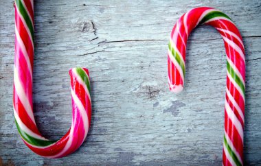 Noel, yeni yıl kompozisyon çam kozalakları ile. Mavi ahşap zemin üzerine parlak tatil dekorasyon