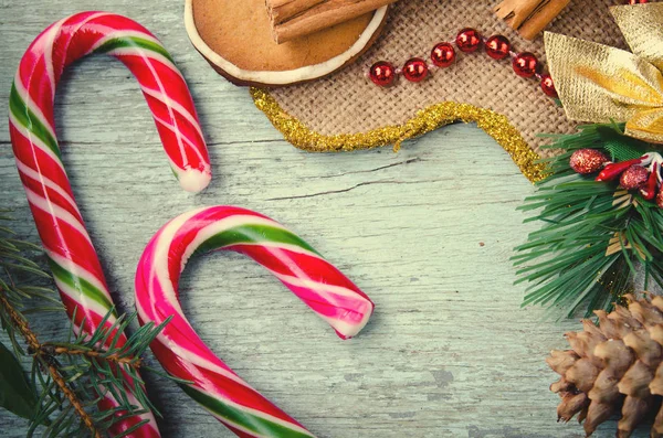 Natale, Capodanno Composizione con Uomo pan di zenzero, mandarini, abete, cannella e bastoncini di zucchero. Decorazione di festa lucida su sfondo di legno blu — Foto Stock