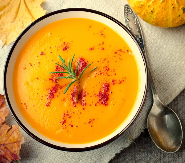 Sütőtök krém leves és a paprika, a blue bowl. Halloween Hálaadás őszi élelmiszer koncepció — Stock Fotó