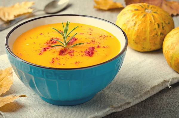 Sopa de creme de abóbora com alecrim e páprica em tigela azul. Halloween Ação de Graças Conceito de comida de outono — Fotografia de Stock