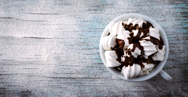 Чашка горячего шоколада с зефиром на снежном столе, Рождество, Новый год, Зимний фон — стоковое фото