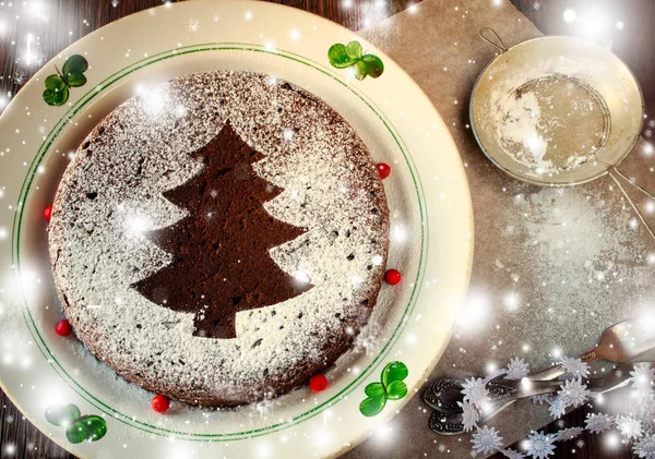 Traditionelle hausgemachte Schokolade Weihnachtskuchen mit Zuckerpulver bestreut, Neujahr Baumschmuck — Stockfoto
