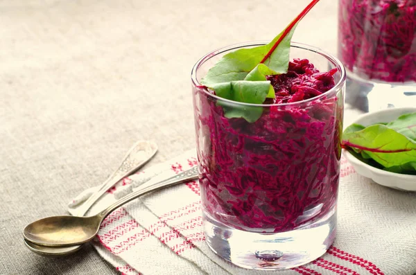 Fersk betesalat med mangold i glass på lerretsgrå bakgrunn – stockfoto