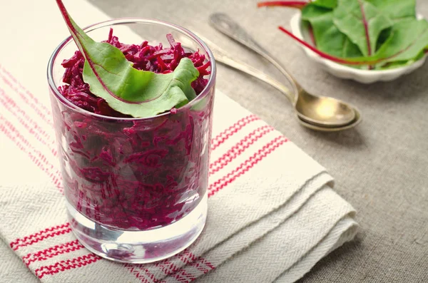 Ensalada de remolacha fresca con hojas de acelga en vasos sobre fondo gris lino — Foto de Stock