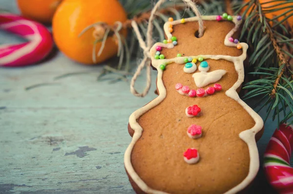 Natale, Capodanno Composizione con Uomo pan di zenzero, mandarini e bastoncini di zucchero. Decorazione di festa lucida — Foto Stock