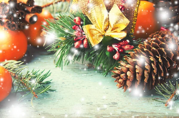 Karácsony, új év összetétele, mandarin, fenyő, fenyő kúpok. Fényes nyaralás dekoráció kék fa háttér — Stock Fotó