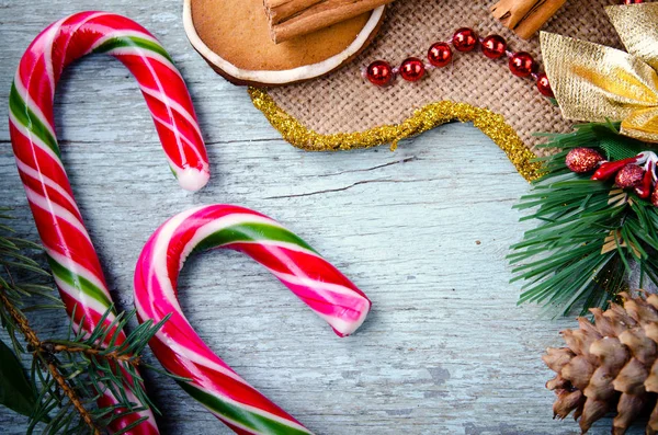 Boże Narodzenie, nowy rok skład z piernika, mandarynki, jodły, cynamon i pędów cukierków. Błyszczący dekoracji na niebieskim tle drewnianych — Zdjęcie stockowe