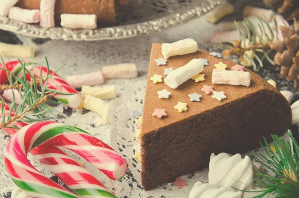 전통 수 제 초콜릿 크리스마스 케이크 설탕 스타와 멜로, 새 해 장식 — 스톡 사진