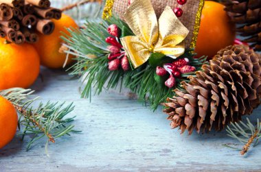 Noel, yeni yıl kompozisyon mandalina, çam ağacı ve çam kozalakları. Mavi ahşap zemin üzerine parlak tatil dekorasyon