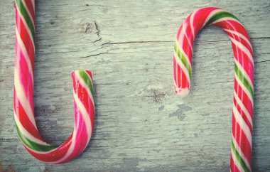 Noel, yeni yıl kompozisyon şekerler ile. Mavi ahşap zemin üzerine parlak tatil dekorasyon