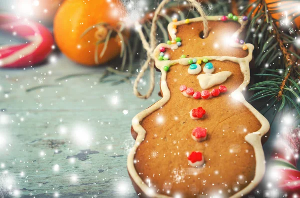 Karácsony, új év összetétele mézeskalács ember, a mandarin és a cukorkát pálcák. Fényes nyaralás dekoráció — Stock Fotó