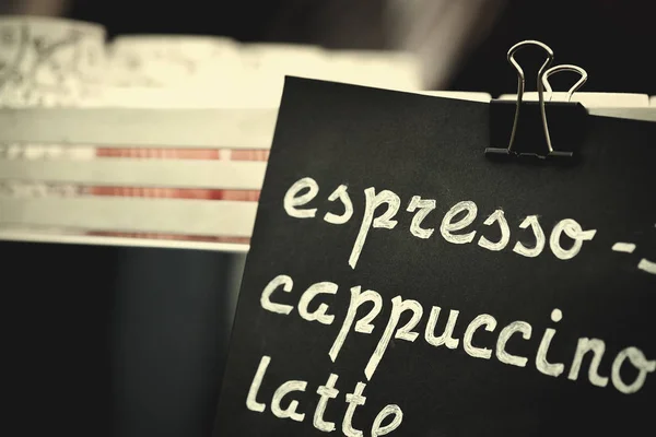 Espresso, cappuccino, cartello del latte. Mano disegno testo prezzo sulla lavagna nera, concetto di scelta cooffee — Foto Stock