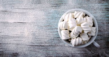 Sıcak çikolata şekerleme masada karlı, Noel, yeni yıl, kış arka plan ile