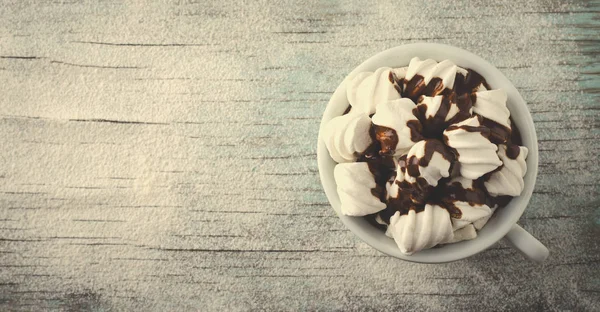 Xícara de chocolate quente com marshmallows na mesa nevada, Natal, Ano Novo, Fundo de inverno — Fotografia de Stock