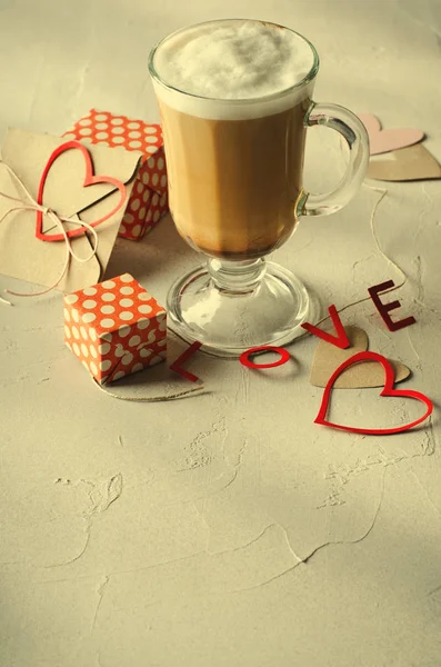 Café Latte con cajas de regalo, sobre y corazones de papel. Colores rosa, rojo, blanco sobre fondo brillante. Amor, concepto de San Valentín. Copiar espacio — Foto de Stock