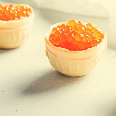 Kırmızı havyar tartlets, parlak arka plan üzerinde meze kanepeler
