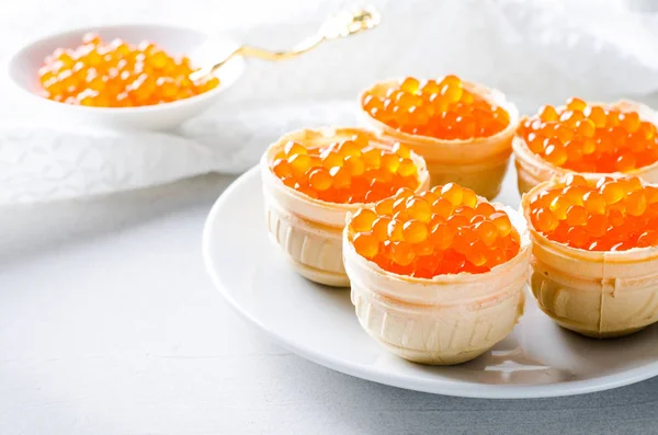 Röd kaviar tartlets, förrätt kanapéer på ljus bakgrund — Stockfoto